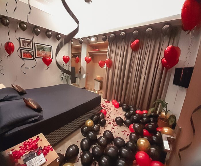 Chic Black and Red Birthday Balloon Décor.1 Chic Black and Red Birthday Balloon Décor